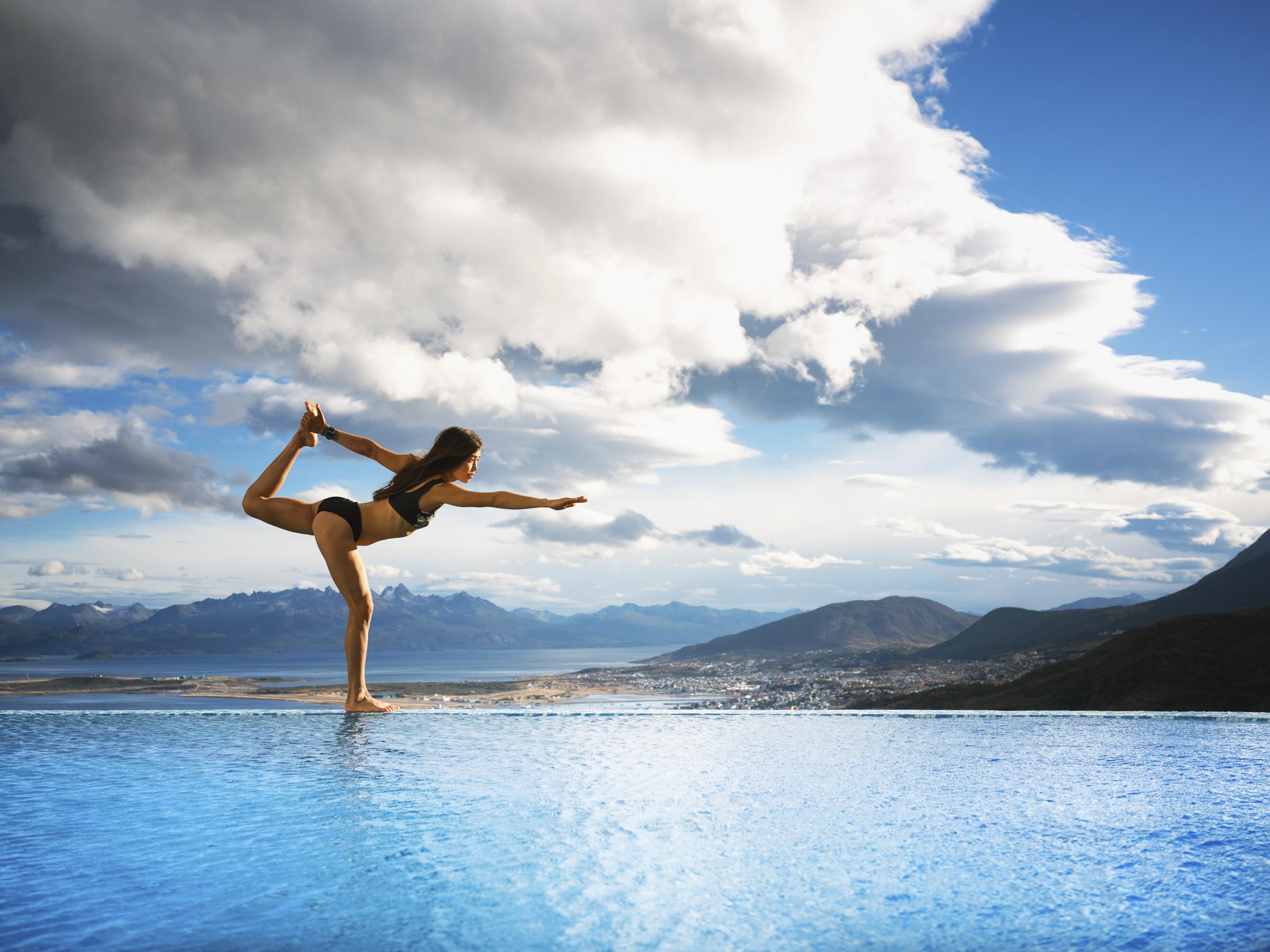 Arakur Ushuaia Resort & Spa Luaran gambar A woman practicing yoga