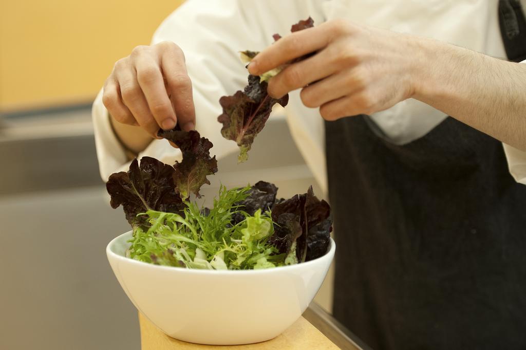 Arakur Ushuaia Resort & Spa Luaran gambar A chef preparing a salad